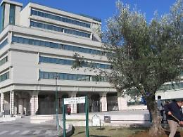 Minacciato di morte dalla mafia nigeriana e gettato dal balcone: la storia