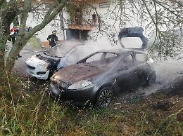 Due auto bruciate nella notte: si segue anche la pista del dolo