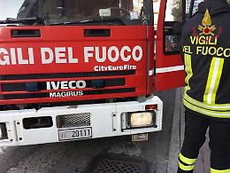 Principio d'incendio per un'auto in sosta, forse era un cortocircuito