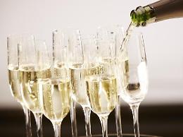 Champagne, massaggi e poi la fuga dall'hotel: moglie e marito nei guai
