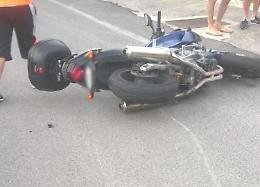 Schianto tra auto e moto lungo la superstrada: sul posto carabinieri e 118