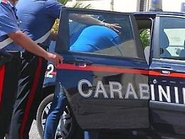 Importuna l'ex fidanzata e poi si scaglia contro i carabinieri: giovane nei guai