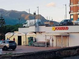 Rapina lampo in pieno giorno, i due banditi armati fuggono