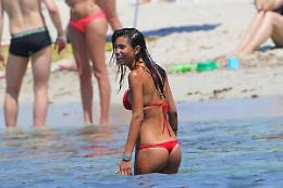 Federica da urlo alle Baleari. Si gode il mare tra i suoi due amori e gli amici