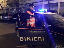 Tenta di entrare con la forza in casa dell'ex. Poi picchia i carabinieri