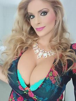 Francesca Cipriani per i suoi 34 anni si regala un'ottava misura di reggiseno