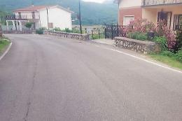 Perde il controllo dell'auto, sbatte contro un muro e muore