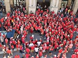 Magliette rosse e flash mob: è polemica sull'adesione del Comune all'iniziativa