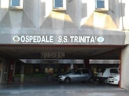 Donna inciampa su un tombino e cade a terra: per lei fratture e ferite sul volto