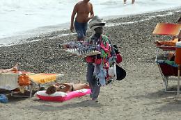Spiagge: multe fino a 7mila euro per chi acquista dai "vu cumprà"
