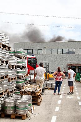 Incendio in uno stabilimento: a fuoco tetto e pannelli solari