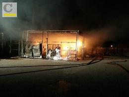 Incendio in una lavanderia industriale: danni ingenti, cause da chiarire