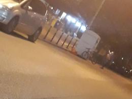 Profugo saccheggia il cassonetto degli abiti usati, stessa scena ogni notte