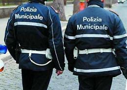 Coppietta troppo focosa nel parcheggio, deve intervenire la municipale