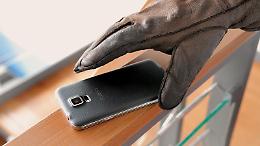 Ruba un cellulare in un negozio: scoperta e acciuffata a tempo di record