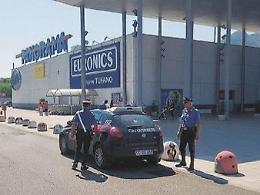 Con il carrello pieno di cibo e liquori. Donna arrestata. Spesa lampo con furto