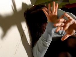 Aggredisce la compagna con una spranga di ferro: 27enne nei guai