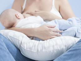 Neonata di un mese rischia di soffocare durante l'allattamento