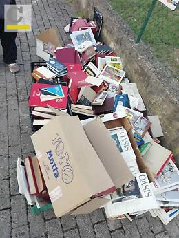 Centinaia di libri abbandonati in strada, l'indignazione viaggia sui social
