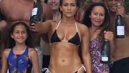 Bikini da urlo e champagne, Jennifer Lopez festeggia 49 anni