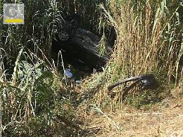 Fuori strada con l'auto, giovane finisce in un fossato: miracolato