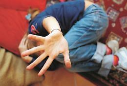 Scavalca il balcone e violenta una dodicenne: l'accusato subito a processo