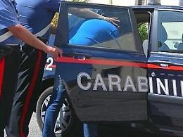 In giro con la droga, scoperto sferra calci e pugni ai carabinieri