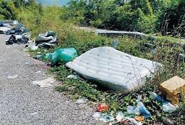 Rifiuti sulla superstrada: spunta una discarica abusiva
