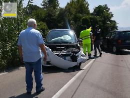 Spaventoso incidente tra auto: due feriti e traffico in tilt