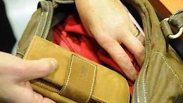 Si aggirava con fare sospetto tra i banchi del mercato: borseggiatore nei guai