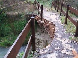 Ponte crollato, ancora nessun rispristino: a rischio l'incolumità dei visitatori