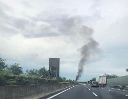 Panico sull'A1: un'auto prende improvvisamente fuoco, l'epilogo