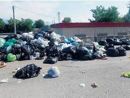 Rifiuti abbandonati, spunta nuova discarica a cielo aperto. Il degrado è servito