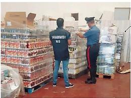 Maxi sequestro di bevande e alimenti scaduti e mal conservati: 32enne nei guai