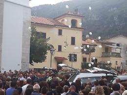 Strage familiare di Esperia, fiori bianchi e musica per salutare i ragazzi