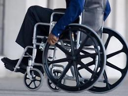 Parcheggi selvaggi davanti al Municipio: bloccato l'accesso ai disabili