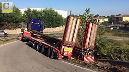 Autoarticolato fuori strada sull'Anticolana: paura tra gli automobilisti