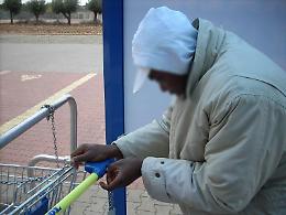 Accattonaggio molesto e aggressivo: migranti e nomadi nel mirino
