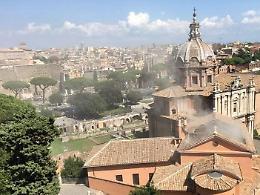 Roma, crolla il tetto della chiesa dove si erano sposati Cirillo e Pallone