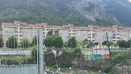 Tenta di buttarsi dal balcone, pensionato salvato da un vicino di casa