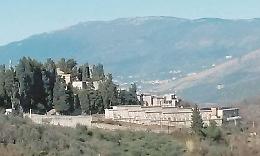 Morto da quindici giorni, ieri la sepoltura grazie a una gara di solidarietà