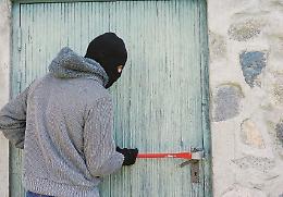 Distruggono la casa e aprono a fatica la cassaforte: poi la... sorpresa