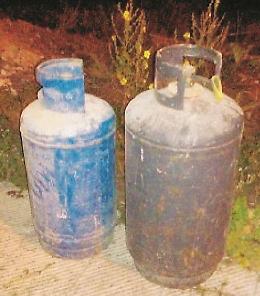Bombole di gas tra i rifiuti, è panico: sfiorata la tragedia