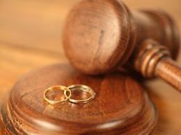Gli italiani si sposano di meno e divorziano di più: diminuiscono i coniugati