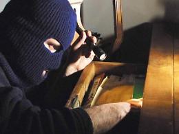 Vanno a pranzo fuori e i ladri entrano in azione: svaligiata un'abitazione