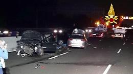 Scende dall'auto per mettere in salvo i figli dopo un incidente, muore travolta