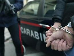 Ruba una birra e palpeggia una giovane barista nelle parti intime: arrestato