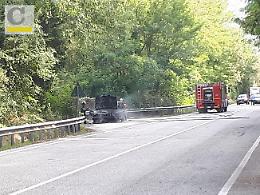 Auto in fiamme sulla Statale, momenti di terrore per tre giovanissimi