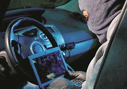 Ladri hi-tech assaltano una villa: distruggono mezza casa e portano via ori