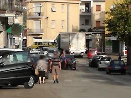 Auto travolge una signora su un motorino: corsa in ospedale
